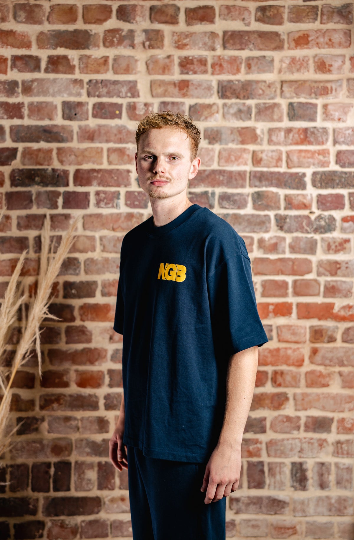 CAFÉ DE NGB TEE — NAVY & YELLOW