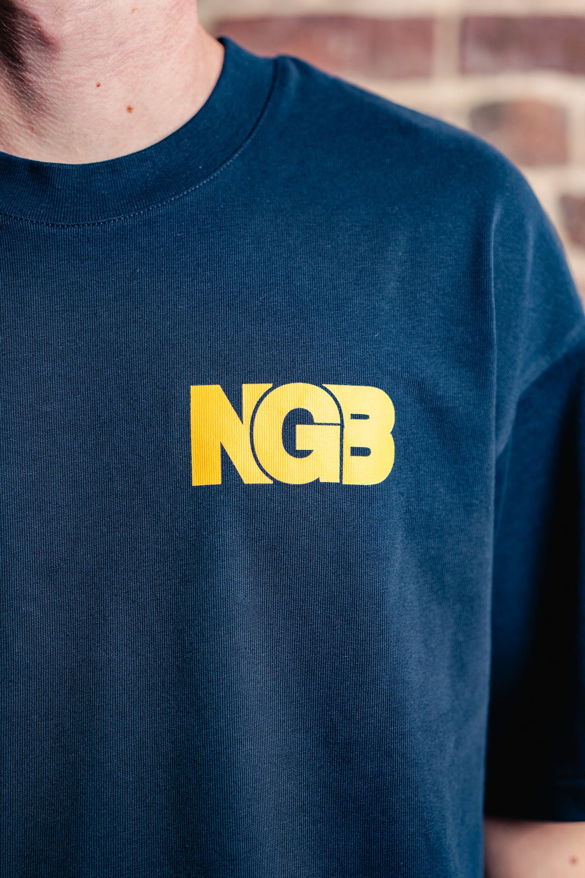 CAFÉ DE NGB TEE — NAVY & YELLOW